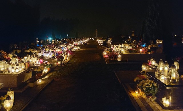 Cmentarz w Kazanowie pod osłoną nocy prezentuje się wyjątkowo. Nekropolię rozświetlają tysiące zniczy.