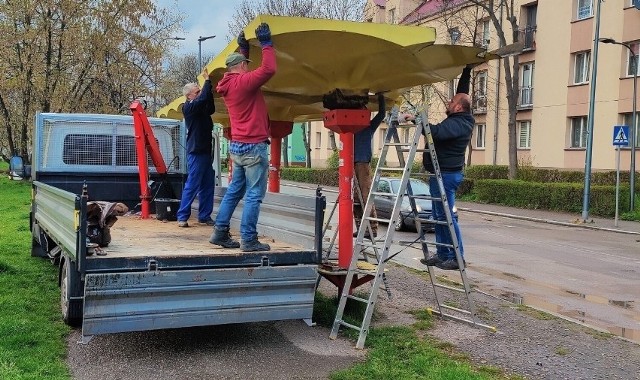 Wiata typu Kalisz, pamiętająca czasy PRL, wróciła na swoje miejsce w dąbrowskiej dzielnicy Gołonóg