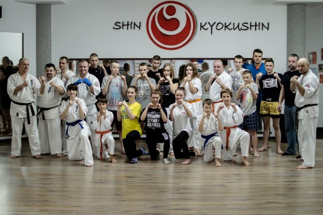 Szydłowieccy karatecy wraz z młodzieżą z Goździkowa po wspólnym treningu.