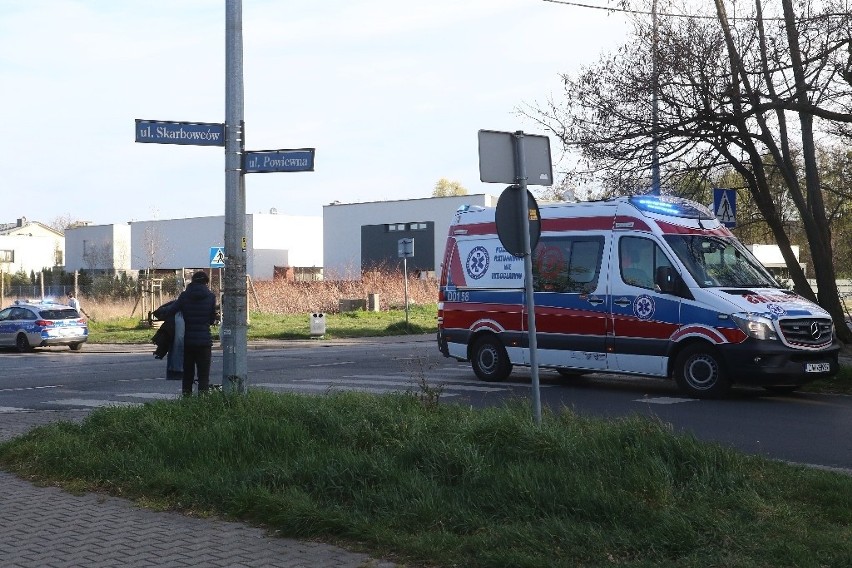 Wypadek z udziałem motocyklisty na ulicy Skarbowców (ZDJĘCIA)