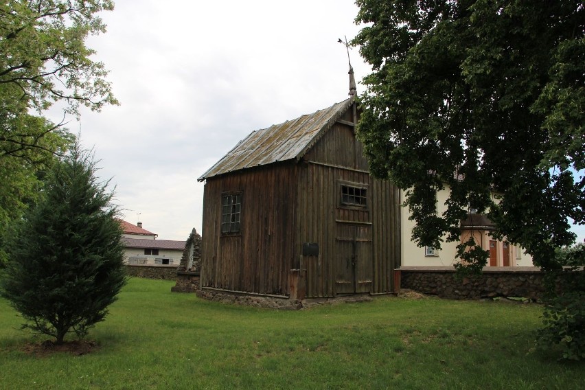 Kaplica cmentarna (dawna dzwonnica) z 1800 r. znajduje się w...