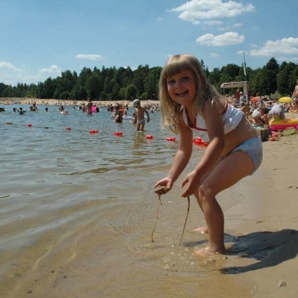 4-letniej Milence Tarasek, która nad Jezioro Nyskie przyjechała z mamą, ścisk na plaży nie przeszkadza.