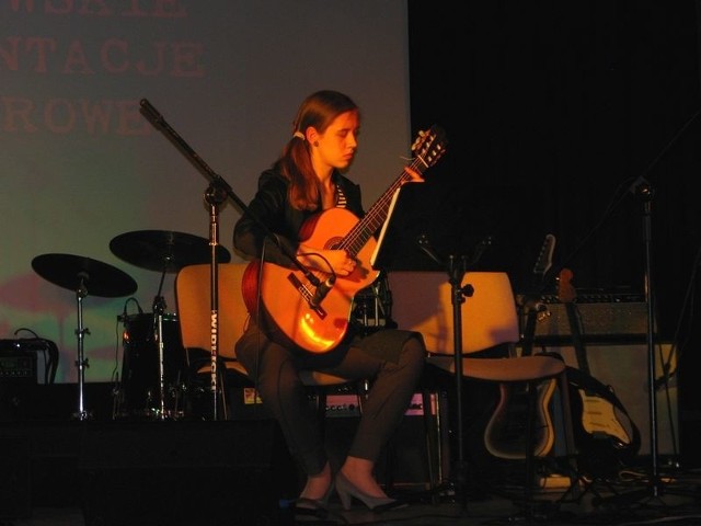 Weronika Rydzewska podczas X Ostrowskich Prezentacji Gitarowych