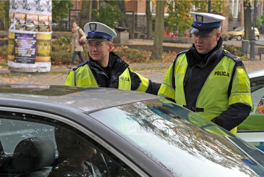 Akcja "pasy" w powiecie krakowskim. Policjanci sprawdzają bezpieczeństwo kierowców i pasażerów
