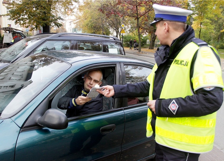 Akcja "pasy" w powiecie krakowskim. Policjanci sprawdzają bezpieczeństwo kierowców i pasażerów