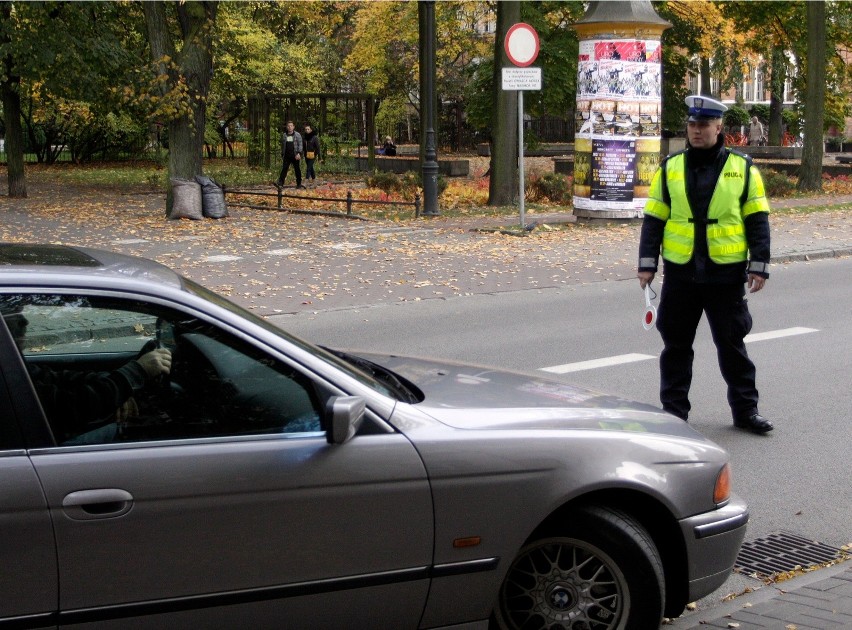 Akcja "pasy" w powiecie krakowskim. Policjanci sprawdzają bezpieczeństwo kierowców i pasażerów