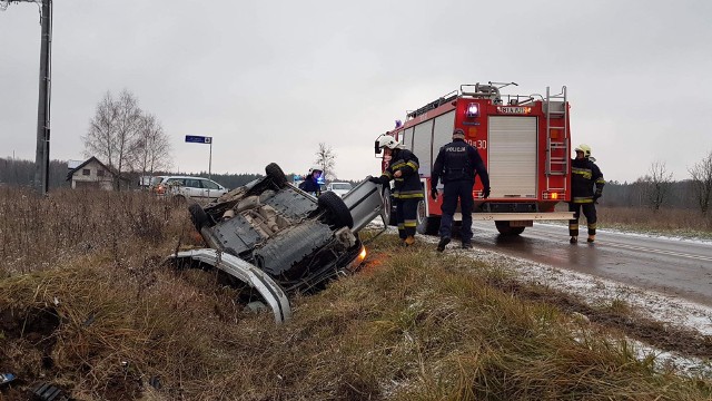 Strażacy zostali zadysponowani do wypadku samochodu osobowego w Klepaczach przy ulicy Niewodnickiej. Zdjęcia udostępnione ze strony: OSP Klepacze