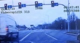 Pijany kierowca wjechał na skrzyżowanie w Poznaniu na czerwonym świetle. Obok stał radiowóz