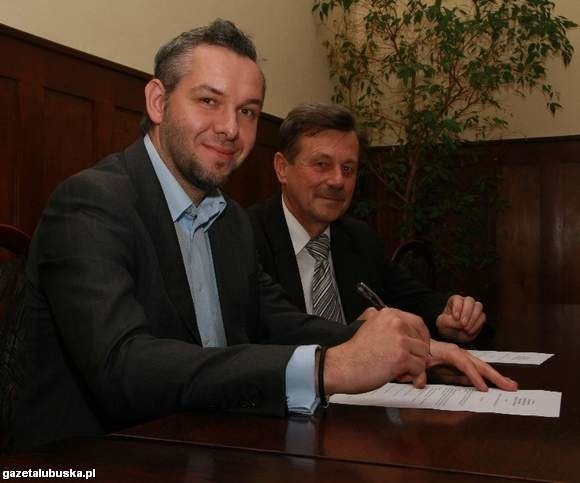 (fot. Dariusz Brożek) List intencyjny w sprawie sprzedaży działki pod nowy zakład podpisali w ratuszu przedstawiciel inwestora Adrian Dekert (z lewej) i komisarz Marian Sierpatowski.