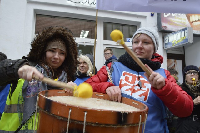 Około setka osób  protestowała dziś od 11.00 w centrum Gorzowa przed biurem minister Elżbiety Rafalskiej. Zgromadzenie zorganizowały związki zawodowe pracowników służb społecznych.Na ul. Hawelańskiej ustawiło się około stu osób. Wszyscy to pracownicy służb społecznych m.in. Domów Pomocy Społecznej czy podobnych placówek. Domagali się wyższych pensji, bo dziś - jak przekonywali - wielu z nich zarabia mniej od tych, którym pomagają w swoich urzędach! - Jeśli zarabiamy tyle, że ledwie wystarcza opłaty i jedzenie, to jest wyzysk - krzyczeli. Współorganizator zgromadzenia Rafał Jaworski z Solidarności odczytał postulaty protestujących. To m.in.: wprowadzenie dodatku dla pracowników domów pomocy społecznej za pracę w niedzielę, święta i w szczególnych warunkach; zrównanie uprawnień pracowników medycznych z domów pomocy z pracownikami ochrony zdrowia czy dodatkowy urlop dla pracowników socjalnych i wzrost wynagrodzeń.Sprawdziliśmy: w biurze przy ul. Hawelańskiej nie było minister Rafalskiej. Dlatego nikt do protestujących nie wyszedł. A petycję z rąk R. Jaworskiego odebrała sekretarka biura poselskiego.Co ciekawe, protestujący zwrócili się też do... obstawiających zgromadzenie policjantów. Zapewnili, że wiedzą, że mundurowi też walczyli o wyższe pensje i lepsze warunki pracy, a oni - czyli pracownicy służb społecznych, ich protest popierali, wspierali i w pełni rozumieją.Przed 12.00 zgromadzenie zostało rozwiązane przez organizatorów.POLECAMY RÓWNIEŻ PAŃSTWA UWADZE:Handlowali narkotykami, anabolikami, tytoniem i alkoholem