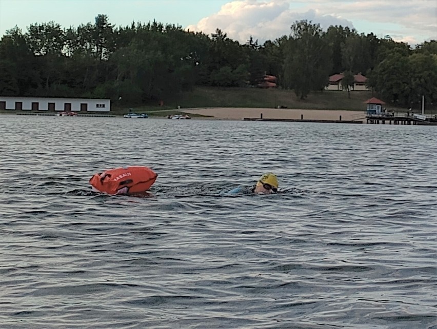 Trzy jeziora człuchowskie w niecałe trzy godziny - Maciej Kosiński przepłynął je wpław. Zdjęcia