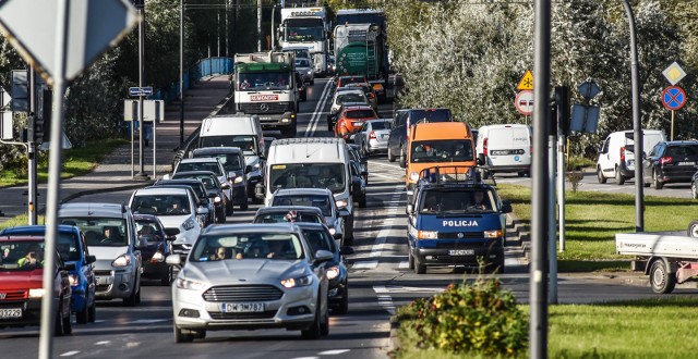 Za OC kierowcy muszą płacić więcej. W trzecim kwartale tego roku ubezpieczenie kosztowało o ok. 20 procent więcej niż w roku ubiegłym. Także w naszym regionie jest drożej. Ceny OC w różnych miastach na  kolejnych slajdach --->>>Dane na podstawie serwisu rankomat.plInfo z Polski - przegląd najważniejszych i najciekawszych informacji z kraju [02.11.2017]