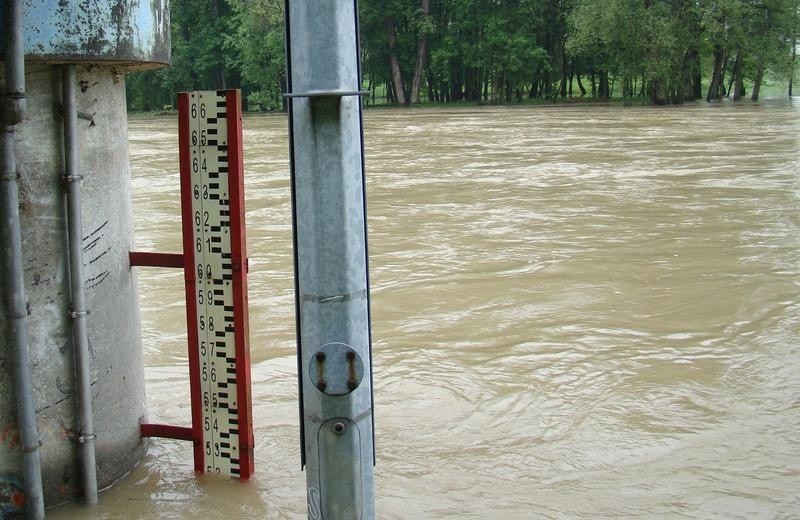 Poziom Soły w Oświęcimiu ciągle ponad stanem alarmowym, a jeszcze zapowiadane są opady deszczu [ZDJĘCIA]