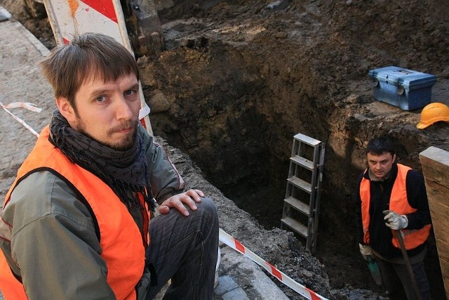 Badania archeologiczne na Młyńskiej prowadzi m.in. dr Marcin Danielewski z fundacji Uniwersytetu Adama Mickiewicza w Poznaniu.