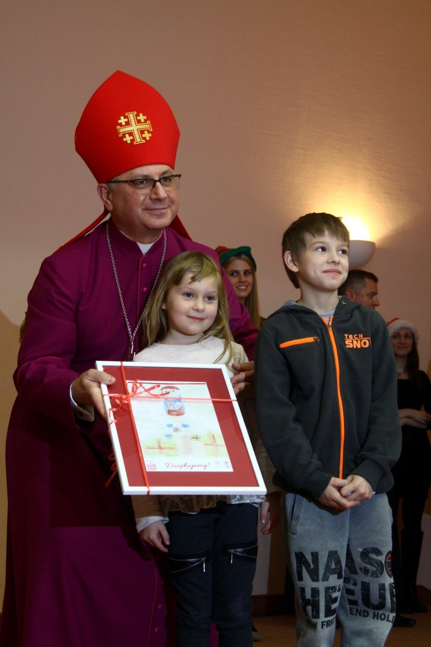 Caritas rozdał dzieciom prezenty na mikołajki (ZDJĘCIA)