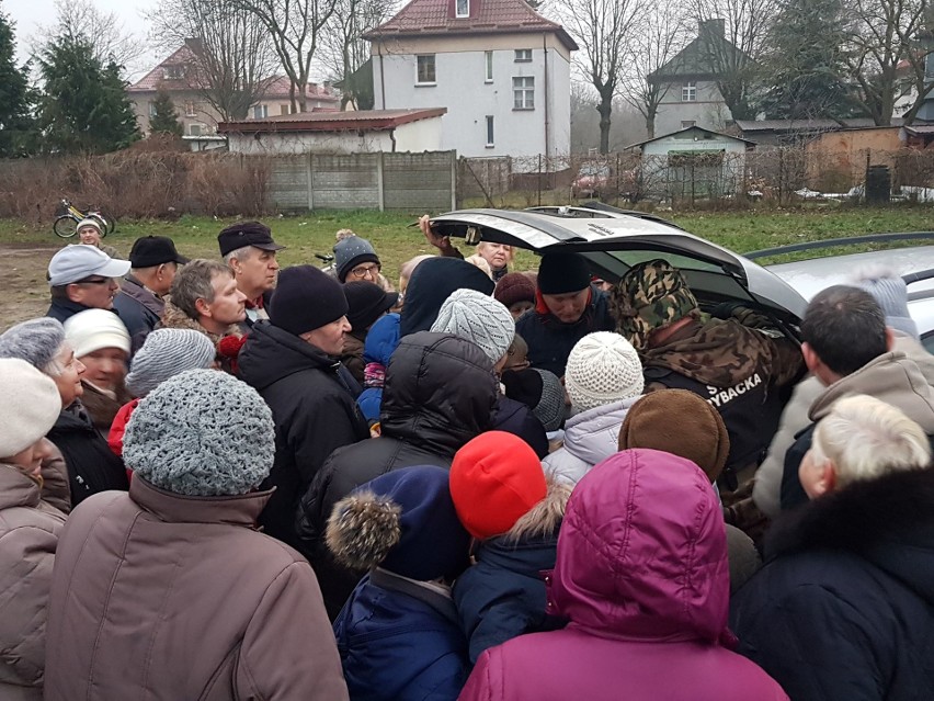 Tradycją staje się już rozdawanie świeżych ryb przez radnego...