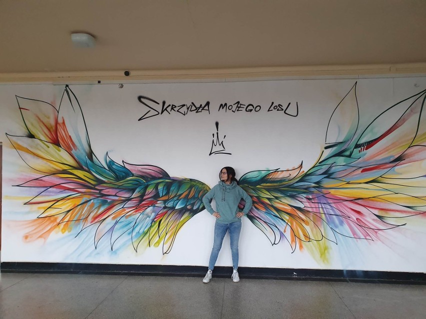 Nowy mural w częstochowskim liceum. Ogromne skrzydła...