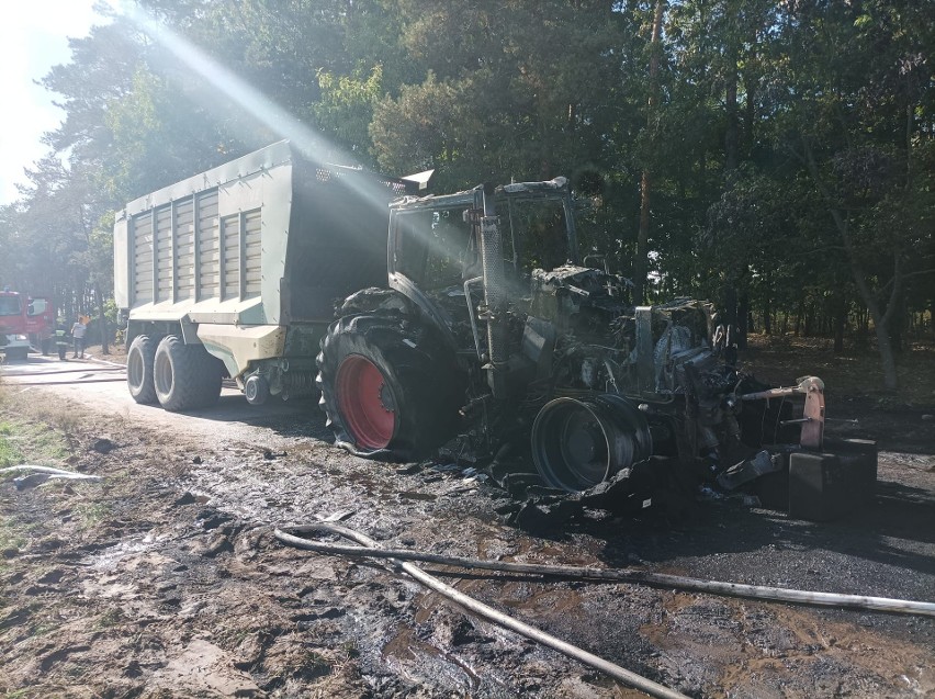 Pożar ciągnika rolniczego w gminie Krzynowłoga Mała. 3 października 2023. Zdjęcia