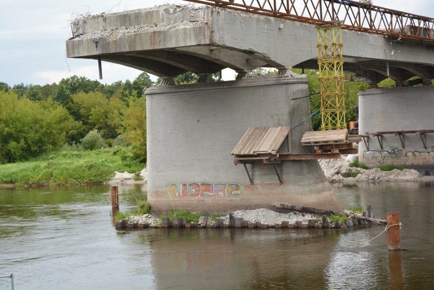 Ostrołęka. Remont starego mostu: połowy przeprawy już nie ma. Została tylko konstrukcja [ZDJĘCIA+WIDEO]