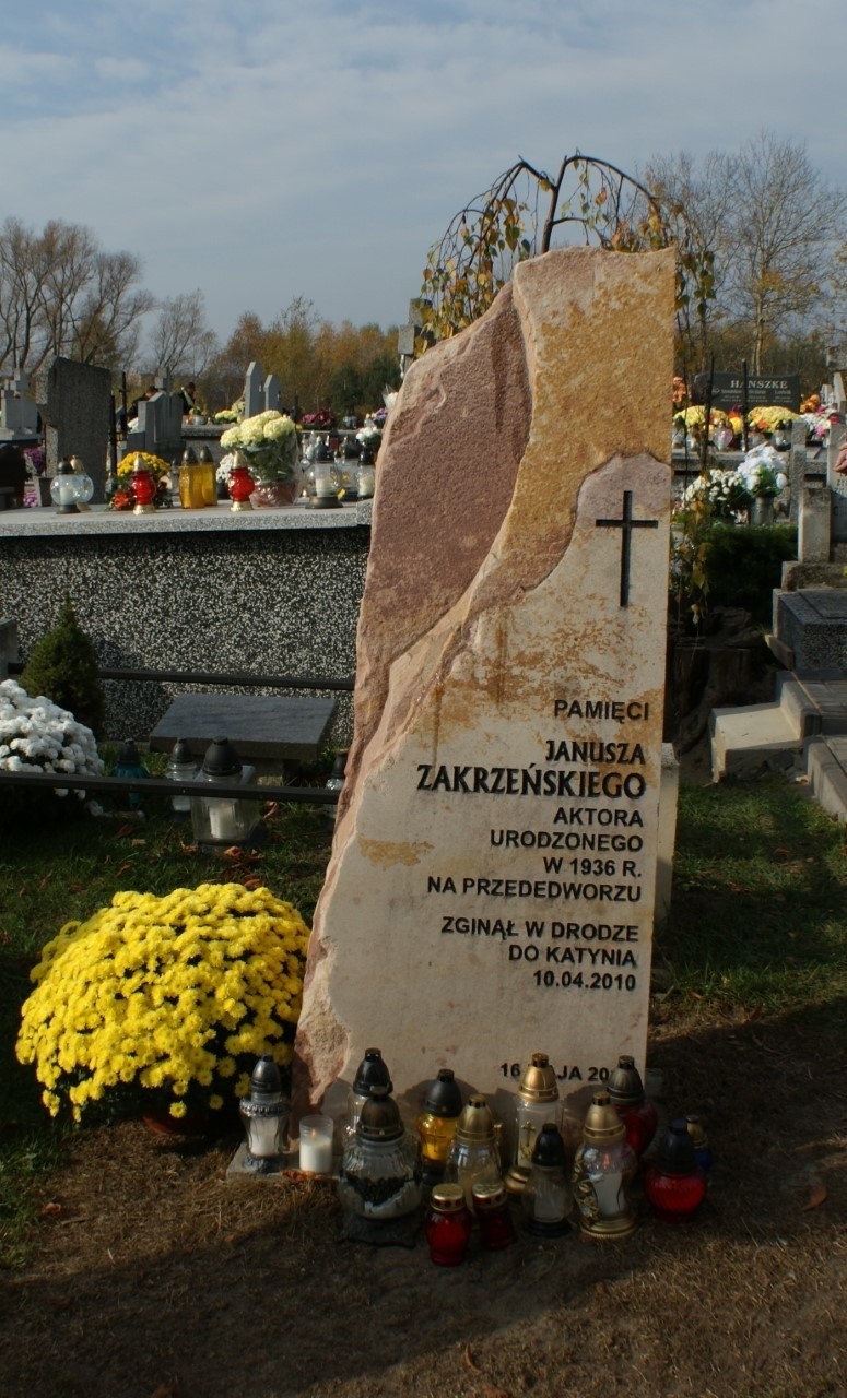 Obelisk na cmentarzu parafialnym w Chmielniku pamięci...