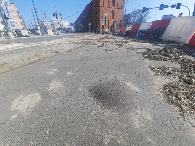 Wybrzuszeń na skrzyżowaniu trudno dziś już nie zauważyć. Średnica niektórych z nich przekracza nawet 10 cm.