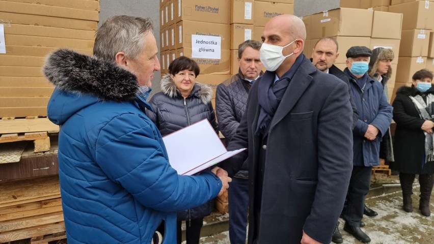 Aparaty tlenowe trafiły do świętokrzyskich szpitali. Pomogą w walce o zdrowie i życie zakażonych WIDEO