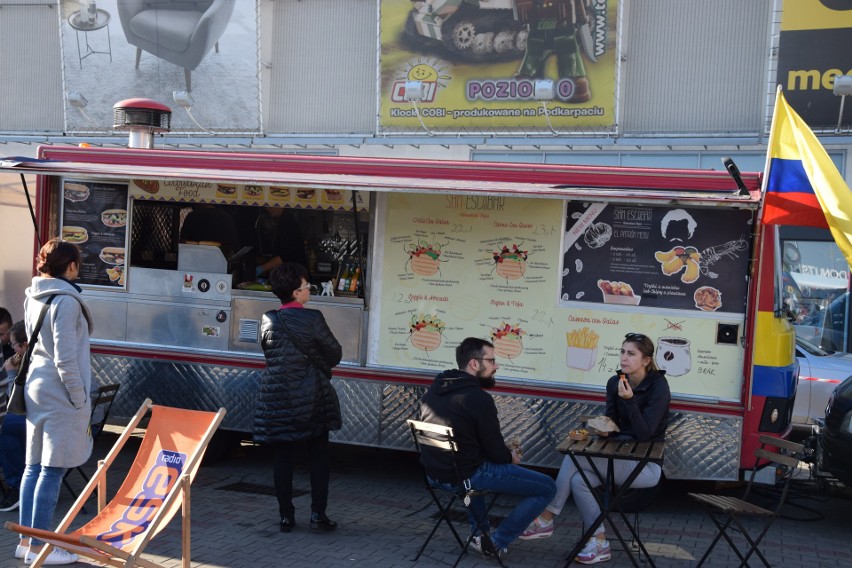 VI edycja zlotu FOOD TRUCK w Rzeszowie. Były m. in.węgierskie langosze, amerykańskie burgery i belgijskie frytki