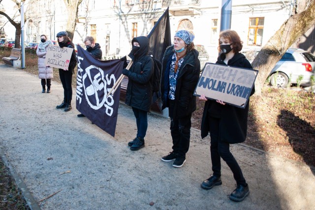 Dziś (24 lutego) odbyła się manifestacja przed konsulatem Rosji w Krakowie