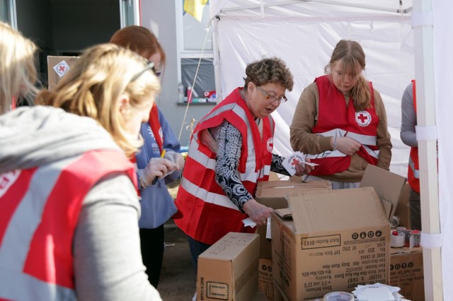 22.03.2022 lublin Polacy, w tym Czerwony Krzyż, włączyli się w pomoc Ukrainie.