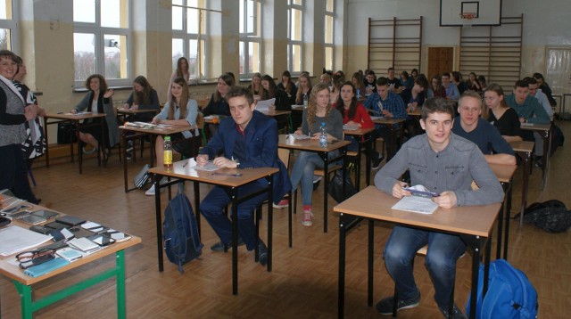 We wtorek próbne testy z języka polskiego pisali maturzyści z Liceum Ogólnokształcącego im. Marii Dąbrowskiej w Pionkach.