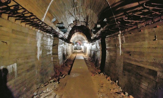 Pod zamkiem Książ rozciągają się rozległe podziemia. Część z nich drążono nawet 50 m pod powierzchnią dziedzińca