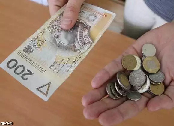 Rozmienianie banknotów na monety w bankach kosztuje, niejednokrotnie nawet więcej niż 10 złotych.