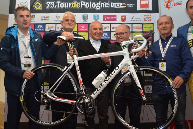 Czeslaw Lang, dyrektor Tour de pologne przekazuje rower Colnago dla papieża Franciszka