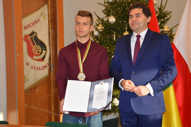 Osiemnastoletni Kamil  z medalem „Człowiek Stalowej Woli”, jaki otrzymał od prezydenta Lucjusza Nadbereżnego