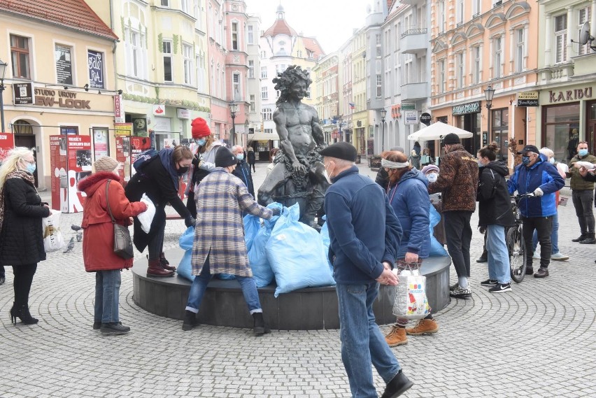 Eksperci wskazują, że jeżeli ktoś jest zakażony i ma objawy,...