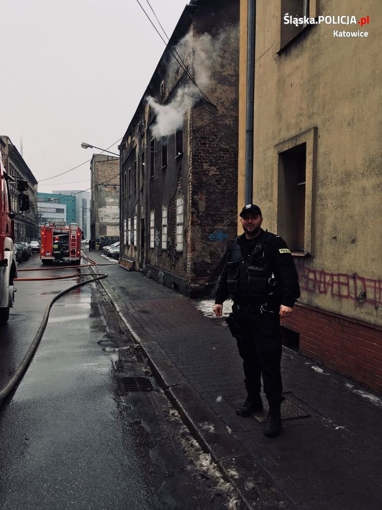 Pożar pustostanu w Katowicach: policjanci uratowali czworo...