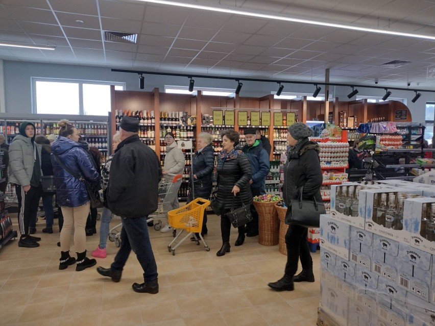 Wreszcie! Ruszył długo wyczekiwany przez mieszkańców supermarket Lewiatan w Zajączkowie. Tłumy na otwarciu. Zobacz zdjęcia
