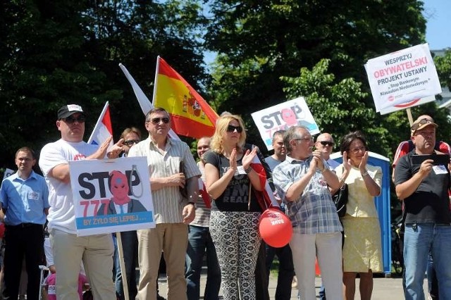 Protest "frankowiczów&#8221; 12 czerwca w Warszawie. Kredytobiorcy podkreślają, że w życiu nie widzieli franków na oczy, choć przecież w takiej rzekomo walucie banki kredytów udzielały.