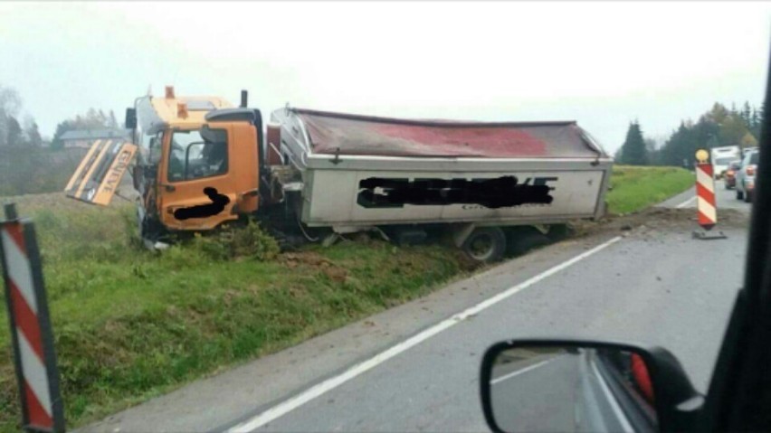 Ciężarówka uderzyła w koparkę, problemy na drodze Kraków-Wolbrom