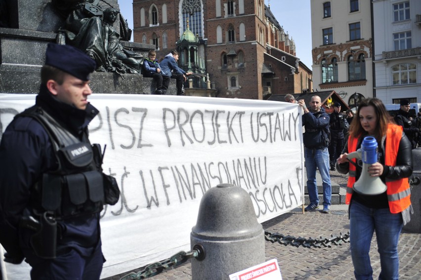 Kraków. Na Rynku Głównym protestowali przeciwko Kościołowi [ZDJĘCIA]