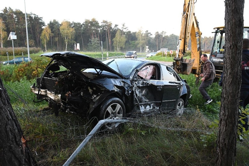 Wypadek w Cedzynie na drodze krajowe numer 74. Po "skoku" przez rondo audi wylądowało na drzewie [ZDJĘCIA]