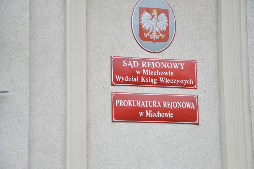 Miechów. Przesłuchanie księdza oskarżanego o gwałty. „Strajk Kobiet” demonstrował przed Prokuraturą