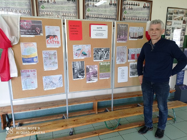 Uczniowie mieli okazję obejrzeć wystawę oraz filmy edukacyjne poświęcone zbrodni katyńskiej 1940 roku. Na zdjęciu Jacek Malicki, nauczyciel Zespołu Szkół imienia Jędrzeja Śniadeckiego w Pionkach.