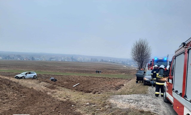 Dachowanie osobowej hondy w Sułoszowej. Pojazd zatrzymał się w rowie melioracyjnym