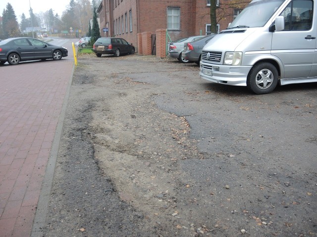 Parking przy policji wąski i dziurawy