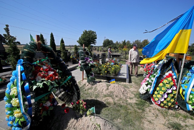Mogiły pomordowanych Ukraińców w Buczy.