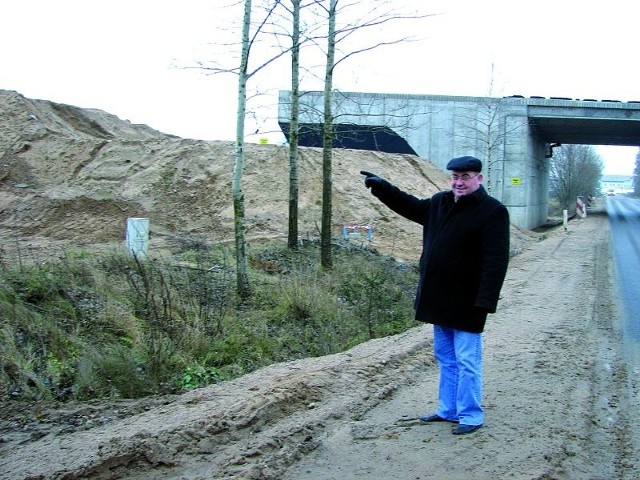 Kosztem 100 mln zł wybudowano dwa mosty i drogę donikąd. - To marnotrawienie publicznych pieniędzy - mówi Andrzej Chmielewski, radny  wojewódzki i szef jednego z komitetów ds. budowy obwodnicy.