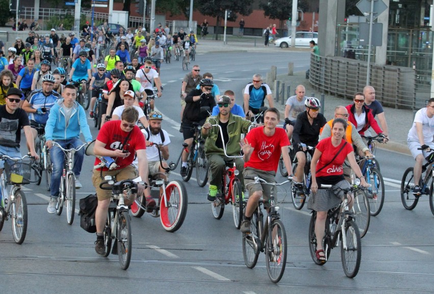 Rowerzyści przejechali przez miasto na powitanie lata