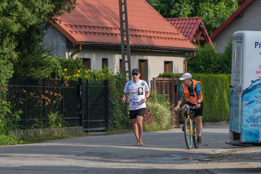 Obiegł boso Nowy Sącz [ZDJĘCIA]