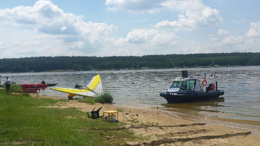 Zalew Chańcza. Dwóch pijanych 41-latków leciało motolotnią. Spadli do zbiornika. Wyciągnął ich wędkarz